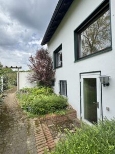 Separater Hauseingang - seitlich