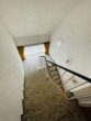 Freistehendes Ein- oder Zweifamilienhaus auf tollem Grundstück und mit viel Potenzial - Treppenaufgang 1. Etage