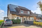 EINZIEHEN & WOHLFÜHLEN! Modernes Einfamilienhaus mit Wärmepumpe und Photovoltaikanlage! - Hausansicht