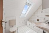 Gemütliches Zweifamilienhaus mit großem Garten und zusätzlich ausgebautem Dachgeschoss! - DG Badezimmer