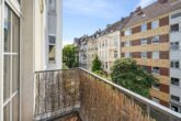Charmante Altbauwohnung mit zwei Balkonen in beliebter Lage von Düsseldorf-Friedrichstadt! - Balkon Straßenseite