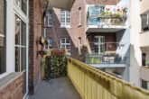 Charmante Altbauwohnung mit zwei Balkonen in beliebter Lage von Düsseldorf-Friedrichstadt! - Balkon Innenhof