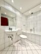 Schöne Zweizimmerwohnung mit Sonnenbalkon! Hochparterre mit eigenem TG-Stellplatz! - Badezimmer