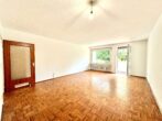 Schöne Zweizimmerwohnung mit Sonnenbalkon! Hochparterre mit eigenem TG-Stellplatz! - Wohnzimmer