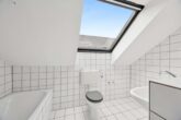 Familienfreundliches Reihenmittelhaus mit Garten in begehrter Lage von Düsseldorf-Benrath! - Badezimmer Dachgeschoss