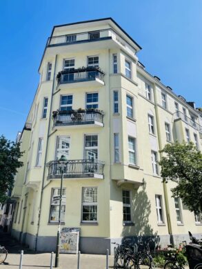 Schöne Altbauwohnung mit 2 Balkonen im beliebten Düsseldorf-Friedrichstadt, 40215 Düsseldorf, Etagenwohnung