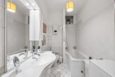 Altbau trifft Gartenidylle – Gartenwohnung mit großer Loggia und eigenem Garten - Badezimmer