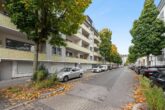 Loggia, Tiefgaragenstellplatz und Aufzug – komfortables Wohnen in zentraler Lage! - Straßenansicht
